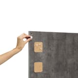 Aspect béton gris, 380 x 580 mm Tableau craie et liège LIVING WALL SECURIT - Pose d'une punaise sur le liège du tableau Securit LIVING WALL