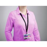 Mousqueton extra large, longueur 440 mm, lot de 10, noir Lanière badge SOFT COLOUR 15 DURABLE - Lanière badge DURABLE noire portée avec un badge