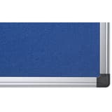 Feutre bleu, cadre aluminium, 900 x 600 mm Tableau feutrine Maya BI-OFFICE - Tableau feutrine Bi-Office Maya bleu à cadre aluminium, 900 x 600 mm, détail du feutre, du cadre aluminium et d'un coin