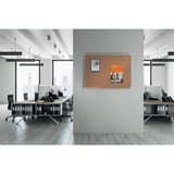 Tableau en liège nobo Premium Plus à cadre aluminium, 900 x 600 mm, au mur dans un bureau