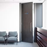 Plaque Entrée EXACOMPTA collée sur une porte vitrée