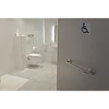 Plaque Handicapés EXACOMPTA collée sur une porte de toilettes