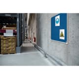 Tableau feutrine nobo Premium Plus bleu à cadre aluminium, 900 x 600 mm, au mur