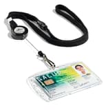 Enrouleur DURABLE et mousqueton accrochés à un porte-carte