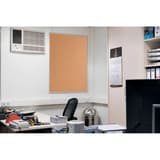 Tableau en liège FRANKEN X-tra!Line à cadre aluminium, 900 x 600 mm, au mur dans un bureau
