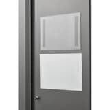 Pochette magnétique magnetoplan magnetofix transparente, A4 paysage, posée sur une porte métallique