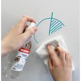 Nettoyage d'un tableau blanc au spray Kores