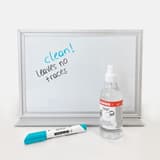 Spray nettoyant Kores vaporisé sur un tableau blanc