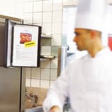 Porte document A4 mural antimicrobien djois à poches noires dans une cuisine professionnelle