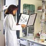 Porte document antimicrobien djois consulté dans un laboratoire