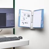 Porte document mural Design fixé près d'un poste informatique