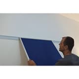 Tableau feutrine FRANKEN PRO bleu à cadre aluminium, accroché sur son rail de montage
