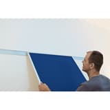 Tableau feutrine FRANKEN PRO bleu à cadre aluminium, mise en place sur le rail