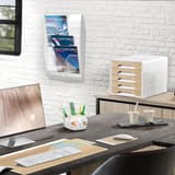 Trieur mural CEP A4, 5 cases, blanc, fixé au mur d'un bureau