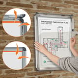 Ouverture du profilé clipsable du porte affiche nobo Essence