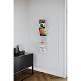 Trieur mural en fil d'acier ALBA A4, 7 cases, gris métal, garni de magazines dans une entrée