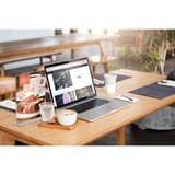 Présentoir de table Securit A5 portrait, droit sur une table, avec un visuel inséré