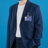 Porte badge rigide AVERY porté sur une veste