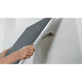 Tableau feutrine nobo Impression Pro gris, 1 200 x 900 mm, pose avec les fixations InvisaMount