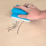 Éponge X-Wipe! effaçant un tableau blanc