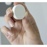 Aimant Ergo magnetoplan blanc tenu par son bord de préhension