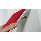 Tableau feutrine nobo Impression Pro Widescreen rouge 55 pouces, pose avec les fixations InvisaMount