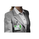 Porte badge paysage DURABLE porté sur une veste