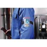 Porte badge brassard OUTDOOR SECURE DURABLE porté au bras en atelier