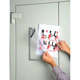 Pochette magnétique EXACOMPTA argent A4, pose sur une porte métallique