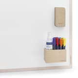 Organiseur Wood Series sur un tableau blanc avec marqueurs et nettoyant