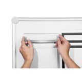 Cadre magnétique pour en-tête DURABLE DURAFRAME MAGNETIC TOP largeur A4 noir, pose sur un tableau blanc