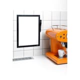 Cadre adhésif DURABLE DURAFRAME NOTE A4 noir, au mur d'une cuisine