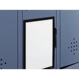 Cadre magnétique DURABLE DURAFRAME MAGNETIC NOTE A4 noir posé sur une porte de vestiaire métallique