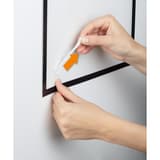 Cadre adhésif DURABLE DURAFRAME WALLPAPER A4 noir, pose au mur