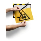 Cadre adhésif de sécurité DURAFRAME SECURITY DURABLE A4 jaune et noir, insertion du document