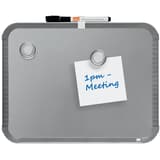 Mémo tenu par un aimant sur le tableau blanc nobo Slimline