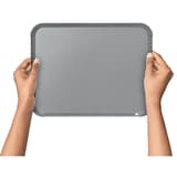 Tableau blanc nobo Slimline tenu en main