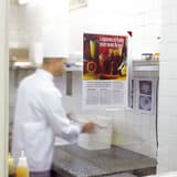 Pochette adhésive Kang Easy Clic djois collée sur le carrelage d'une cuisine