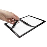Cadre adhésif magnetofix magnetoplan noir plié à la main, fermeture magnétique visible
