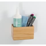 Pot sigel en bois garni sur un tableau blanc