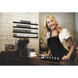 Étagères LETTER SHELF noires sur un comptoir de café