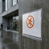 Pochette étanche DURABLE sur un mur en béton sous la pluie