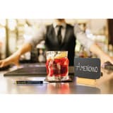 Mini ardoise de table rectangle Securit, sur un bar