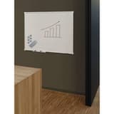 Tableau blanc à cadre blanc MAUL au mur d'un bureau