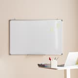 Tableau blanc LogiLink dans un bureau