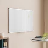 Tableau blanc LogiLink au mur d'un bureau, autre angle