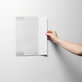 Document glissé par le côté dans la pochette rPET adhésive DURABLE