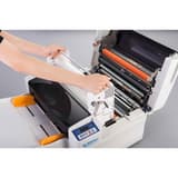 Mise en place de la cassette de film dans la plastifieuse LAMI Revo Office, capot ouvert