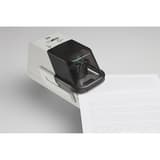 Agrafage en coin d'un document avec l'agrafeuse électrique professionnelle MAX EH-70F II.