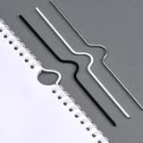Crochets pour calendrier, reliure métallique Crochets de calendrier 200 mm, blancs WYNSTOR - Crochets de calendrier noir, blanc et argent, l'un passé dans l'encoche demi-lune d'un calendrier relié en anneaux métalliques